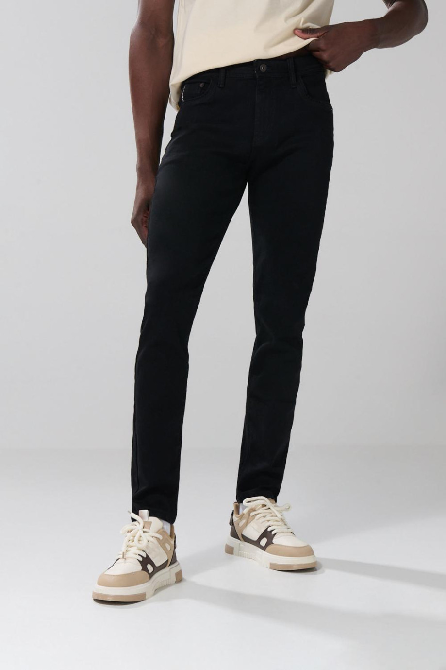 Jean skinny ceñido con bolsillos y tiro bajo negro
