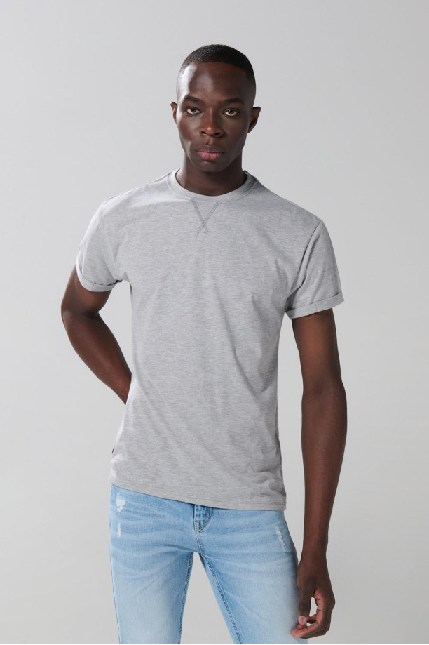 Camiseta gris clara cuello redondo con manga corta