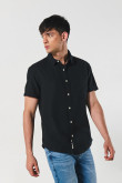 Camisa con cuello sport collar unicolor y botones