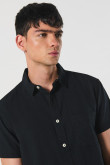 Camisa con cuello sport collar unicolor y botones
