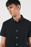 Camisa con cuello sport collar unicolor y botones
