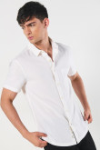 Camisa con cuello sport collar unicolor y botones