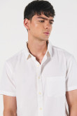 Camisa con cuello sport collar unicolor y botones