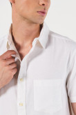 Camisa con cuello sport collar unicolor y botones