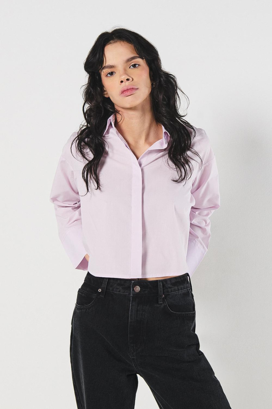 Blusa unicolor manga larga amplia con abertura en espalda