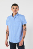 Camisa con cuello sport collar unicolor y botones