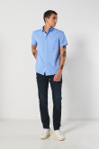 Camisa con cuello sport collar unicolor y botones