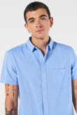 Camisa con cuello sport collar unicolor y botones