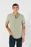 Camisa con cuello sport collar unicolor y botones