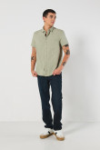 Camisa con cuello sport collar unicolor y botones