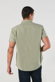 Camisa con cuello sport collar unicolor y botones