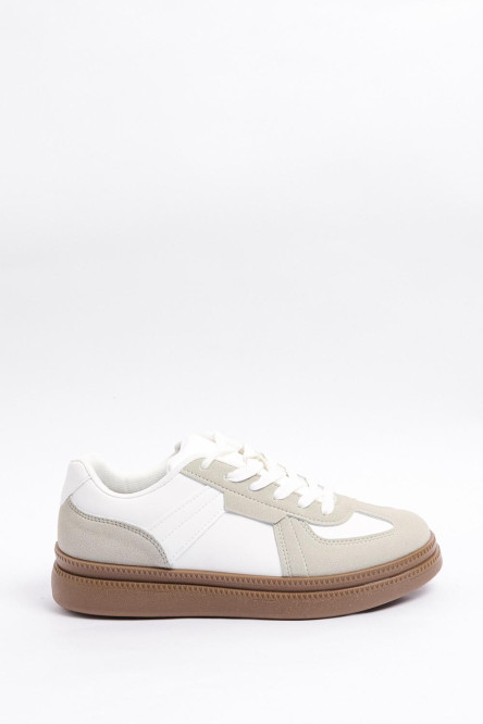 Tenis casuales unicolores con cortes y suelas planas