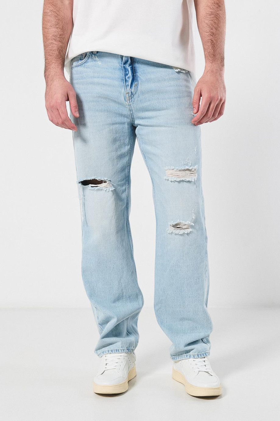 Jean 90´S azul claro con bota ancha, rotos y tiro medio