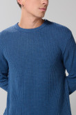 Suéter azul claro cuello redondo con texturas de canal