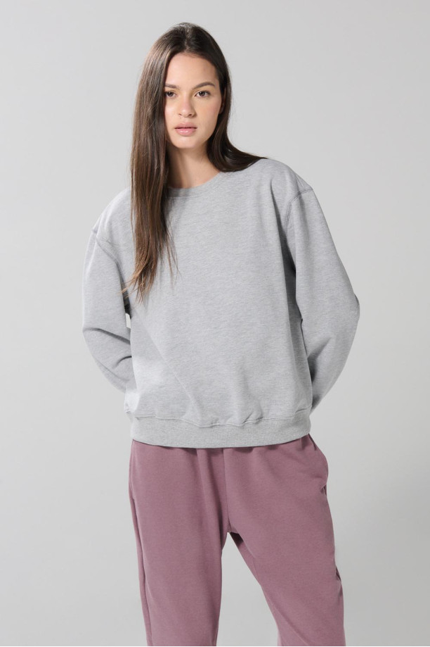 Buzo cuello redondo gris claro con manga larga