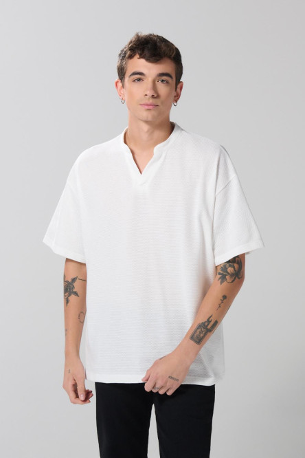 Camiseta unicolor oversize con cuello nerú y texturas