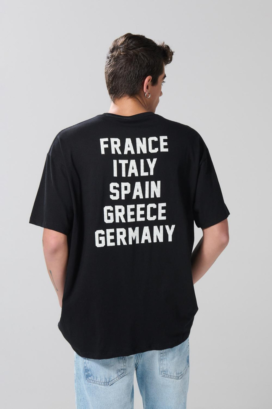 Camiseta oversize negra manga corta con diseños college
