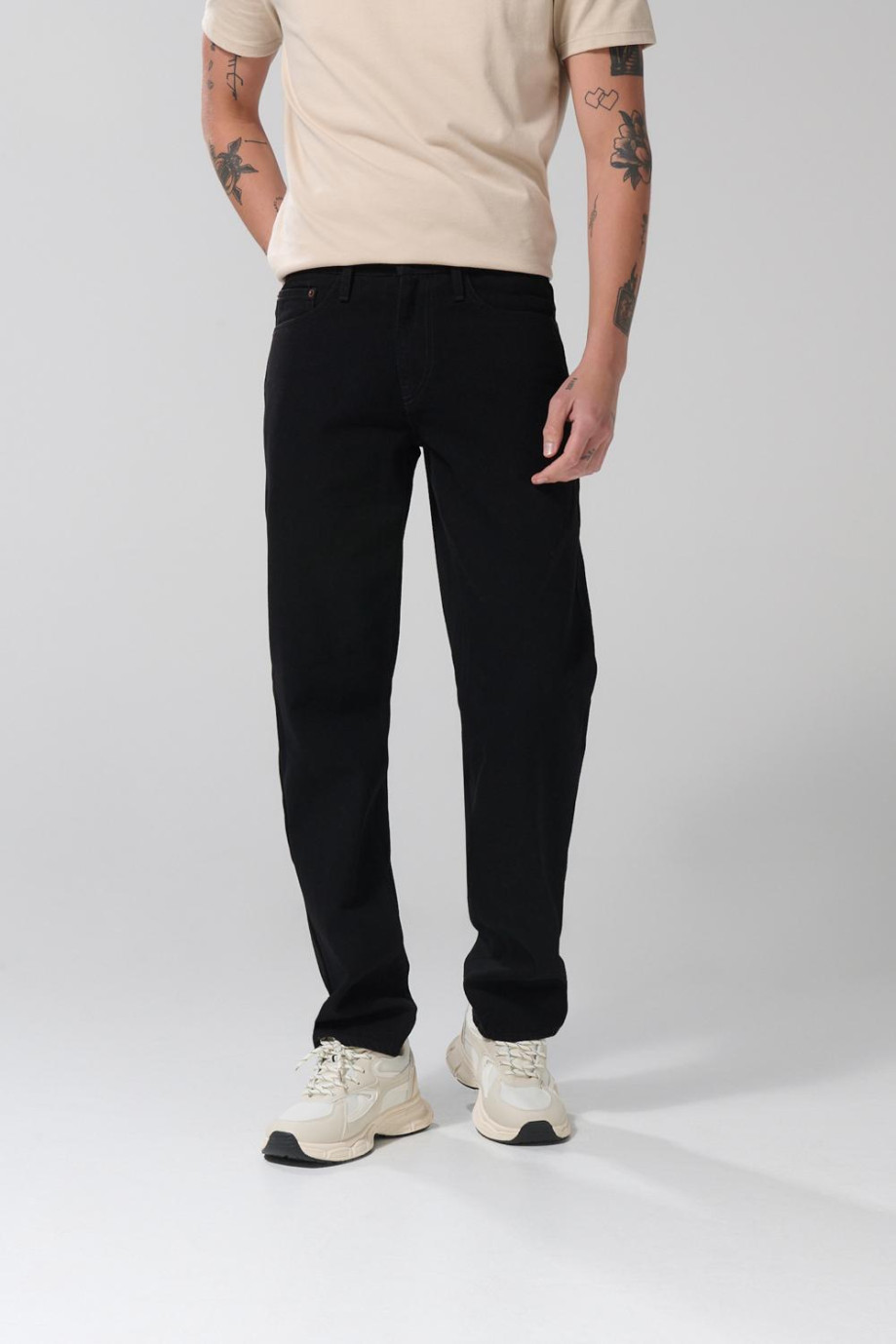 Jean bota recta 90´S negro con bolsillos y tiro bajo