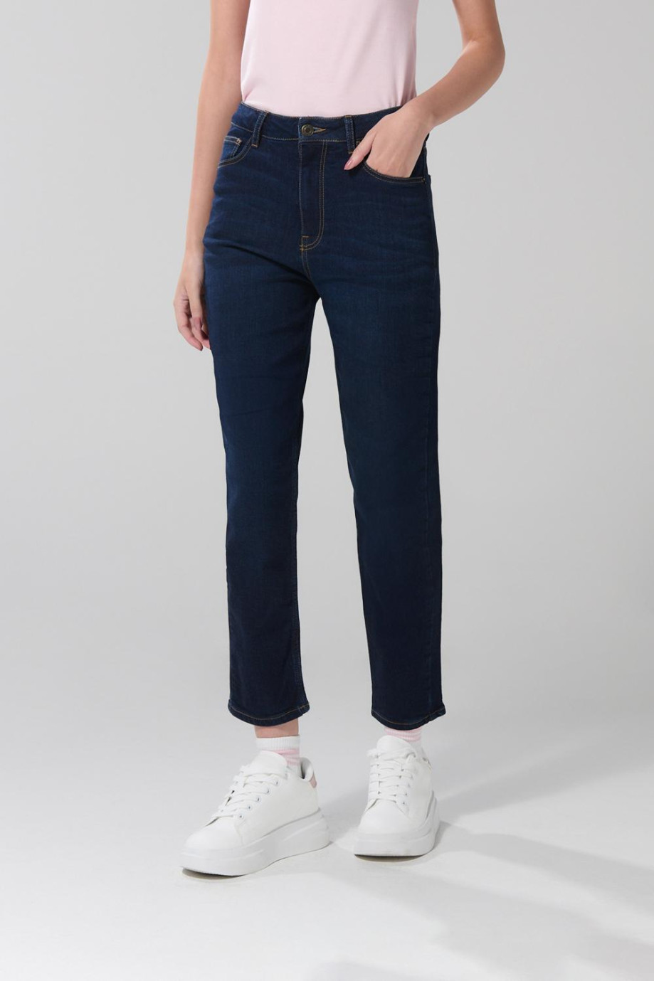 Jean mom súper tiro alto azul con bota recta y botón