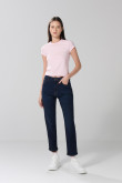 Jean mom súper tiro alto azul con bota recta y botón