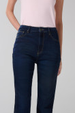 Jean mom súper tiro alto azul con bota recta y botón
