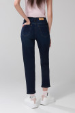 Jean mom súper tiro alto azul con bota recta y botón