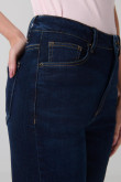 Jean mom súper tiro alto azul con bota recta y botón