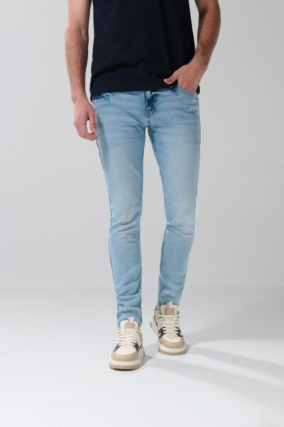 Jean skinny tiro bajo azul claro ajustado con desgastes