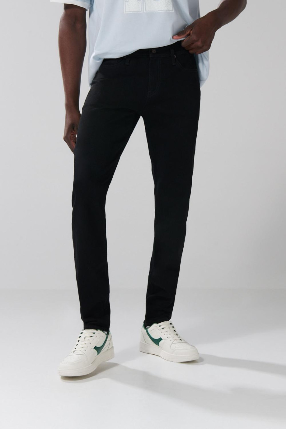 Jean negro slim con tiro bajo, bolsillos y ajuste ceñido