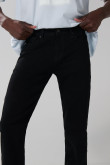 Jean negro slim con tiro bajo, bolsillos y ajuste ceñido