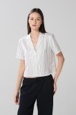 Blusa unicolor manga corta a rayas con botones
