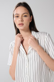 Blusa unicolor manga corta a rayas con botones