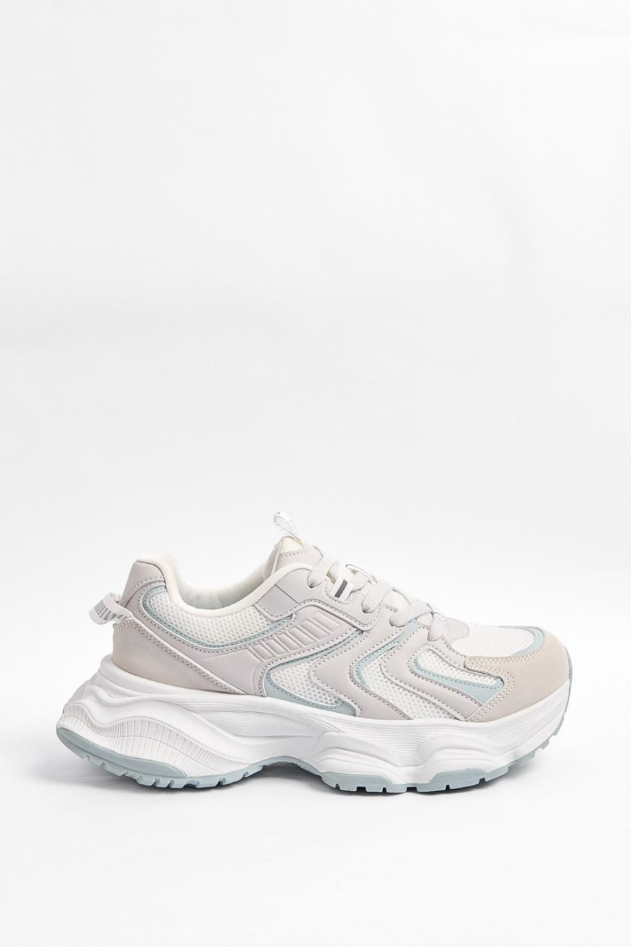 Tenis de plataforma grises con contrastes azules