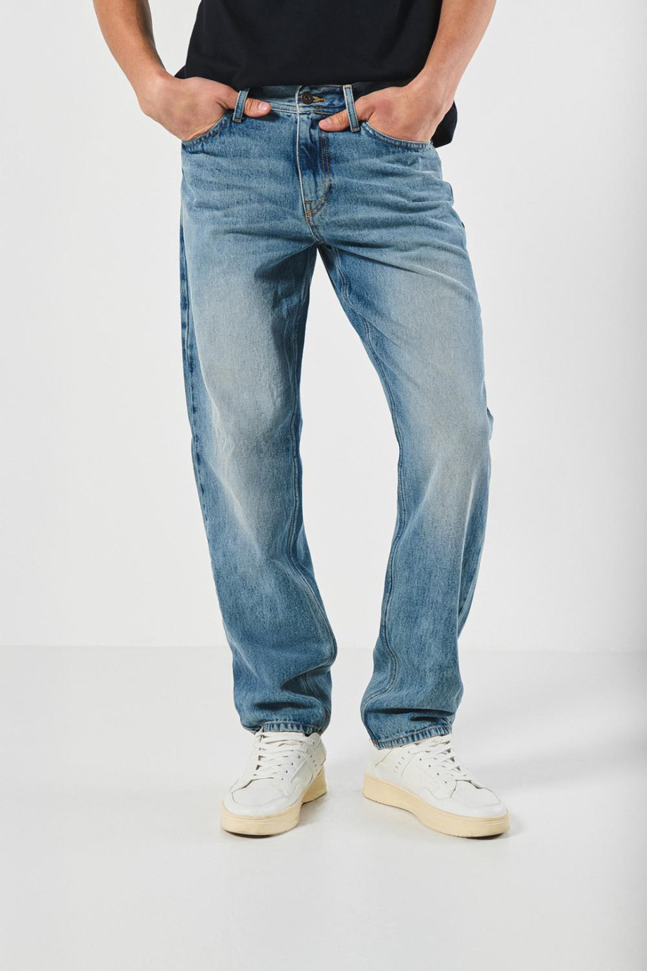 Jean 90´S azul claro con bota recta, desgastes y tiro bajo