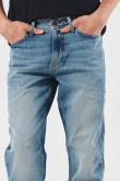 Jean 90´S azul claro con bota recta, desgastes y tiro bajo