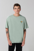 Camiseta verde clara oversize manga corta con arte de playa