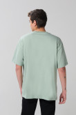 Camiseta verde clara oversize manga corta con arte de playa