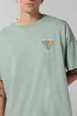 Camiseta verde clara oversize manga corta con arte de playa