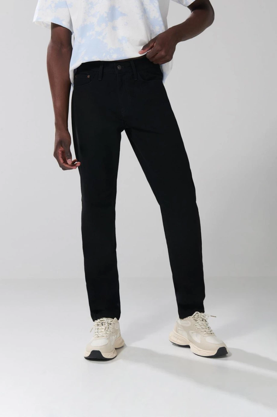 Jean negro 90´S con bolsillos, tiro bajo y bota recta
