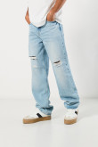 Jean azul claro 90´S con bota ancha, rotos y tiro medio