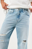 Jean azul claro 90´S con bota ancha, rotos y tiro medio