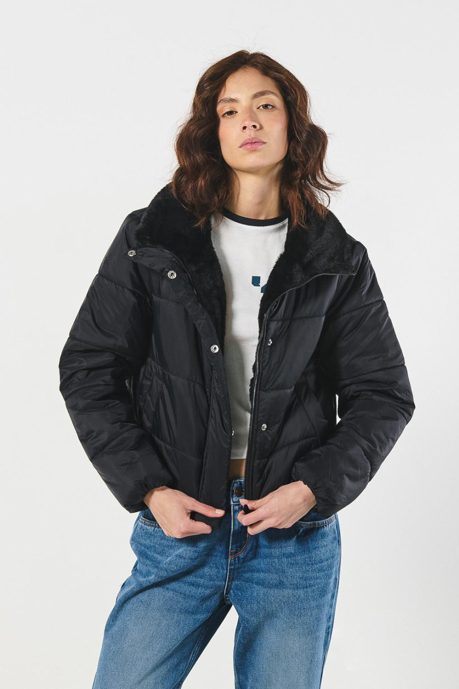 Chaqueta unicolor cuello alto acolchada con cremallera