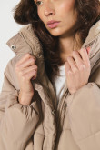 Chaqueta unicolor cuello alto acolchada con cremallera