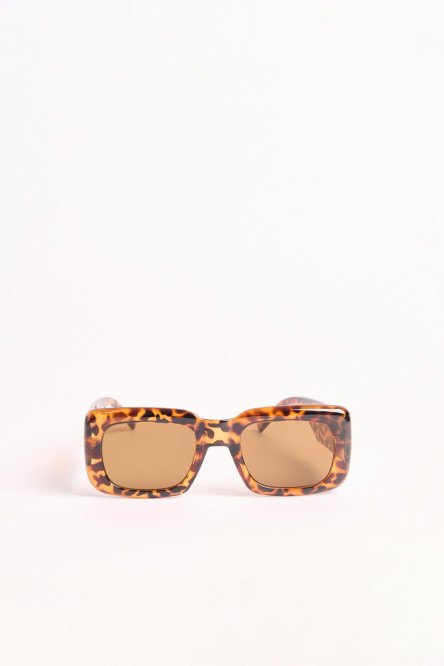 gafas de sol de marco rectangular   con patas anchas.