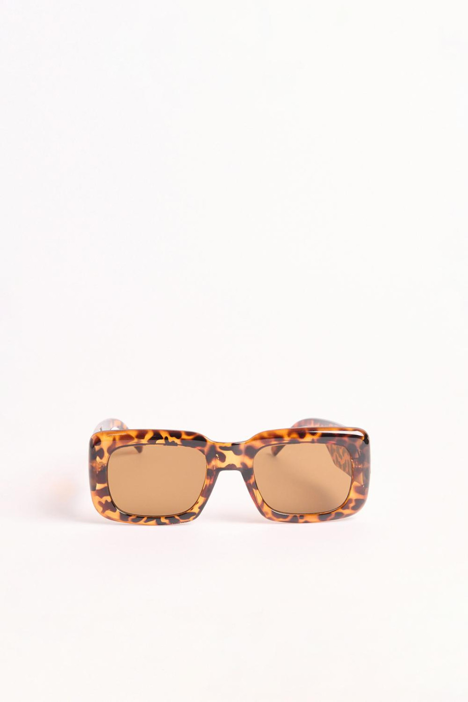 gafas de sol de marco rectangular   con patas anchas.