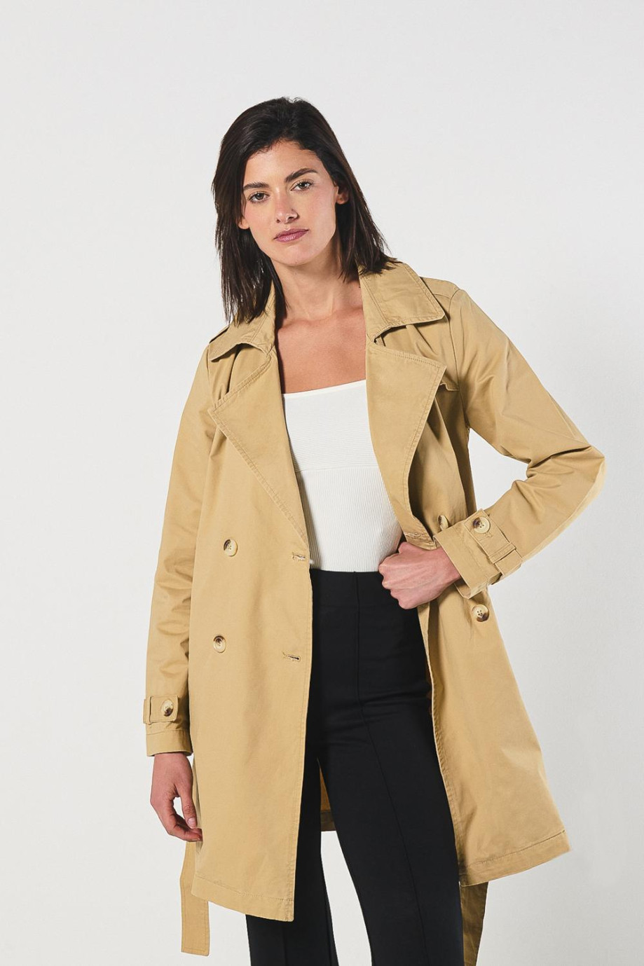 Gabardina  beige liviana con cuello ,cruce doble y cinturón