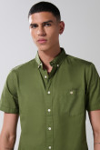 Camisa unicolor en algodón con cuello button down