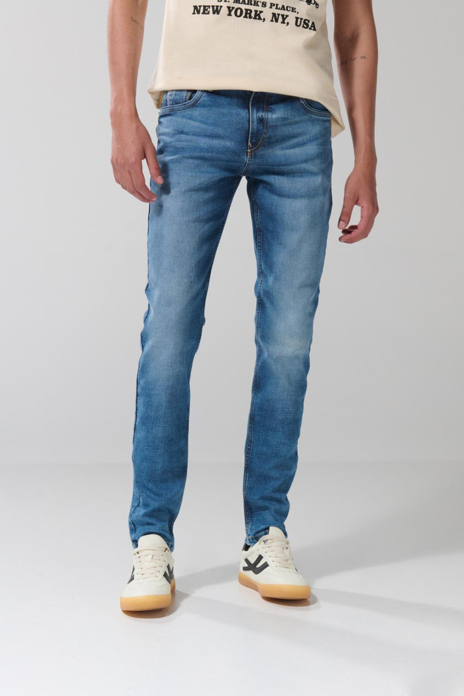 Jean skinny azul claro tiro bajo con ligeros desgastes