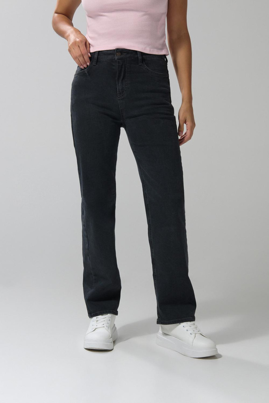 Jean gris intenso straight leg con tiro alto y bota recta