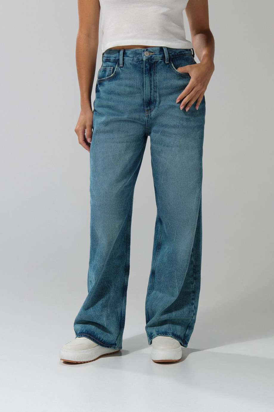 Jean azul claro baggy con tiro medio y bota ancha